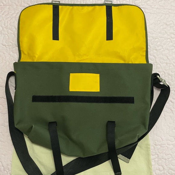 MZ Wallace EUC Loden Green Canvas Messenger/Laptop Bicycle Bag-Unisex -Well Made - Picture 4 of 15